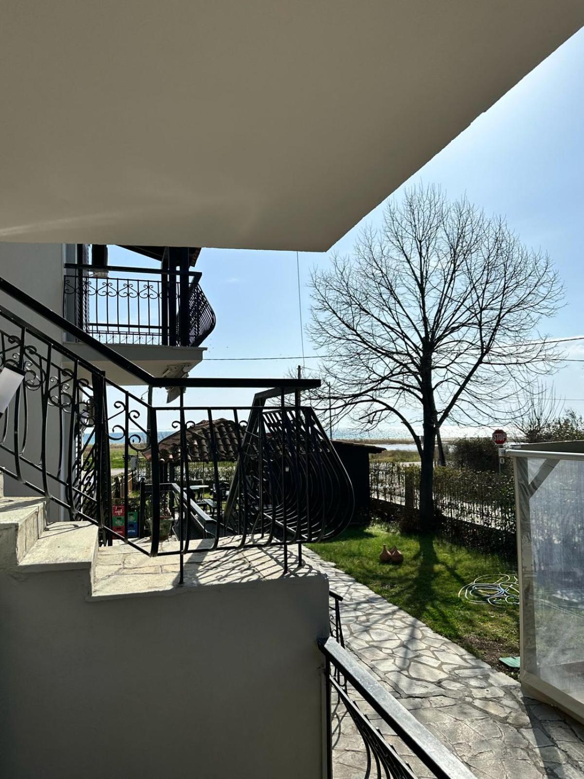 Room Nine 9 Beachfront Apartments Nea Kallikrateia Экстерьер фото