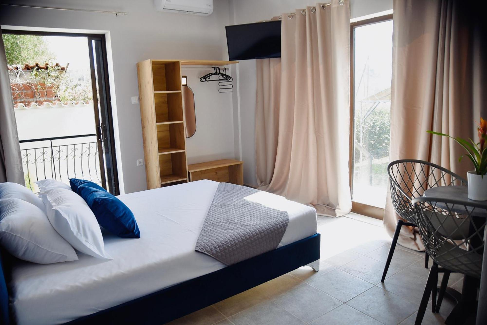Room Nine 9 Beachfront Apartments Nea Kallikrateia Экстерьер фото