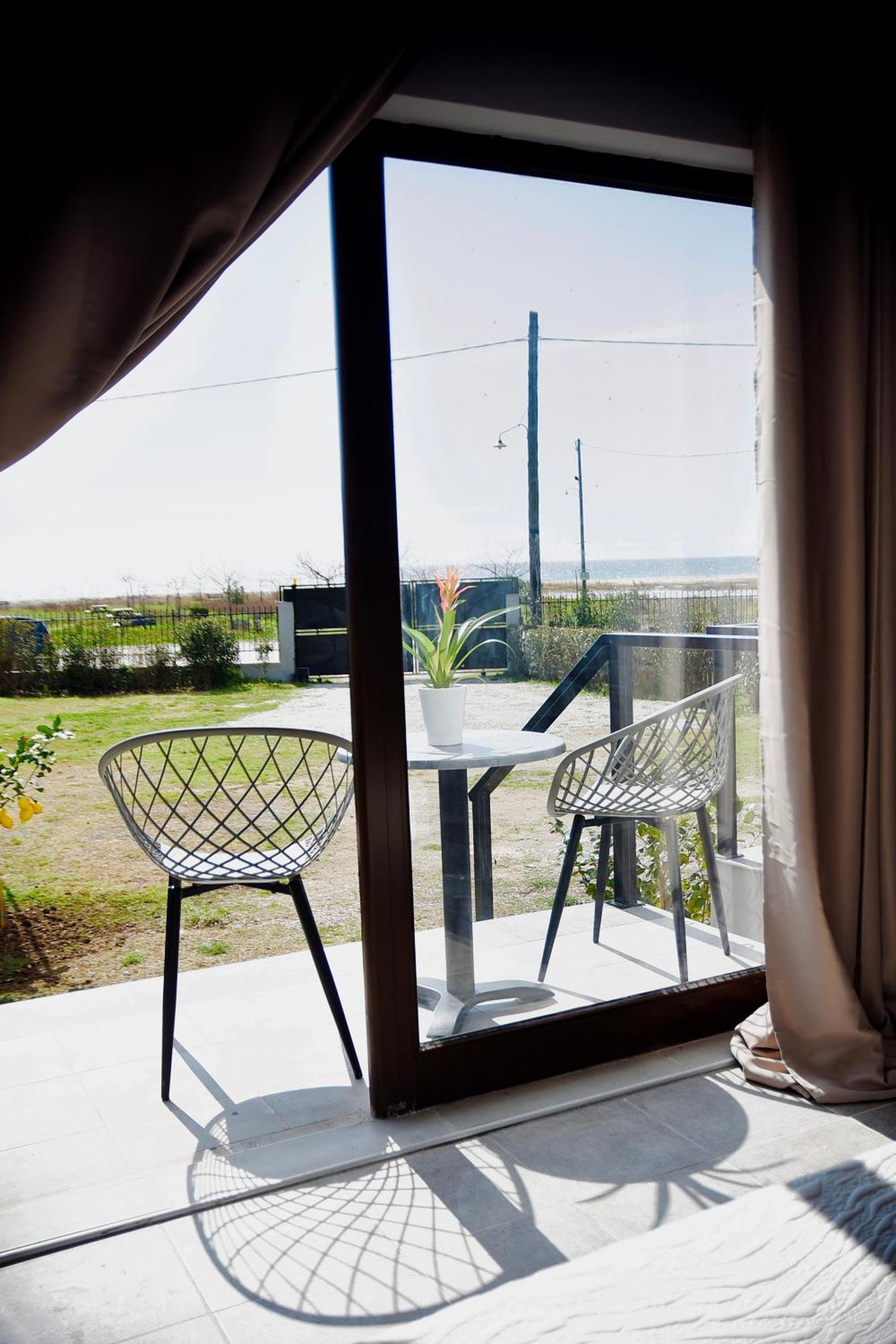 Room Nine 9 Beachfront Apartments Nea Kallikrateia Экстерьер фото