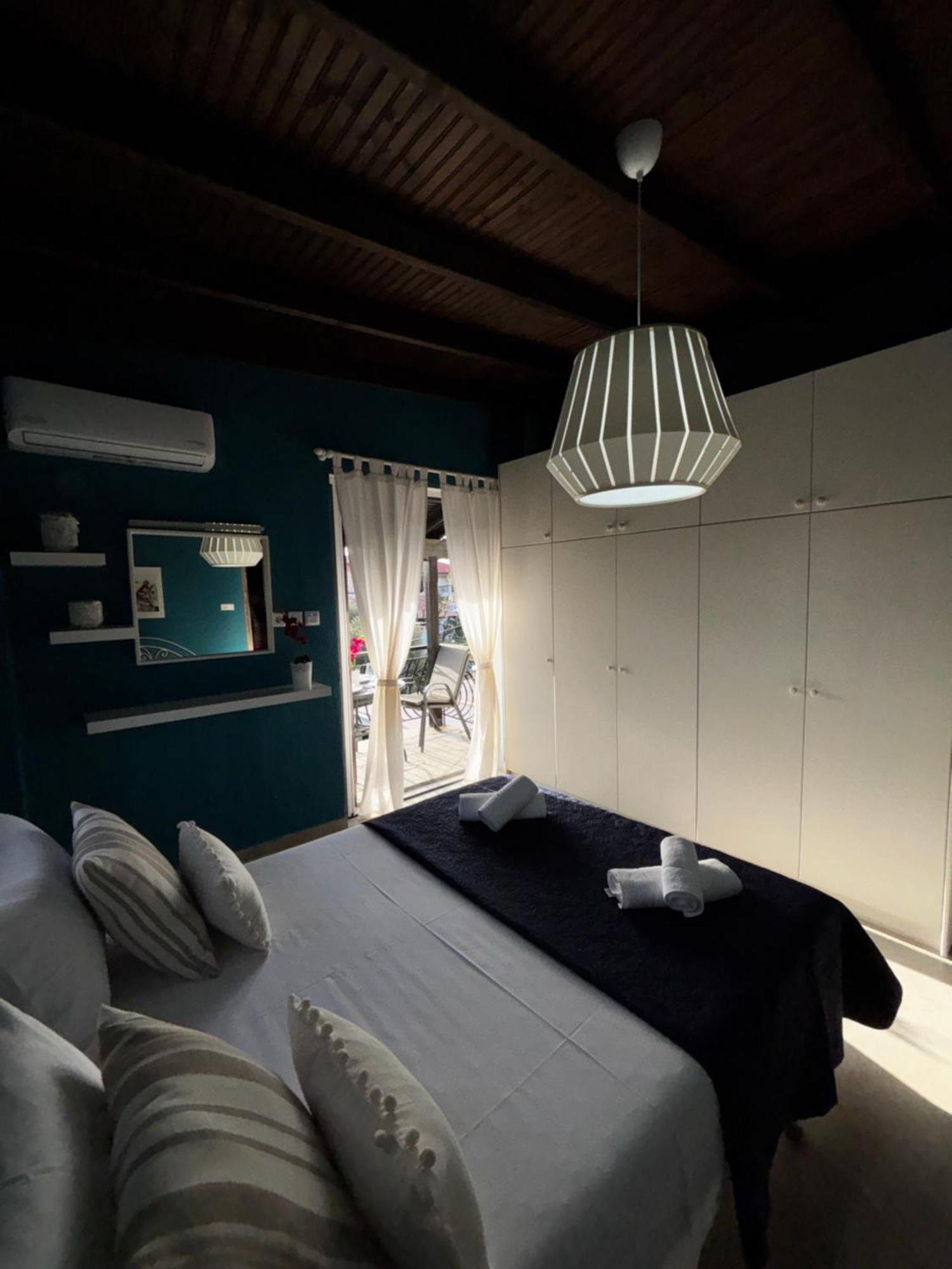 Room Nine 9 Beachfront Apartments Nea Kallikrateia Экстерьер фото